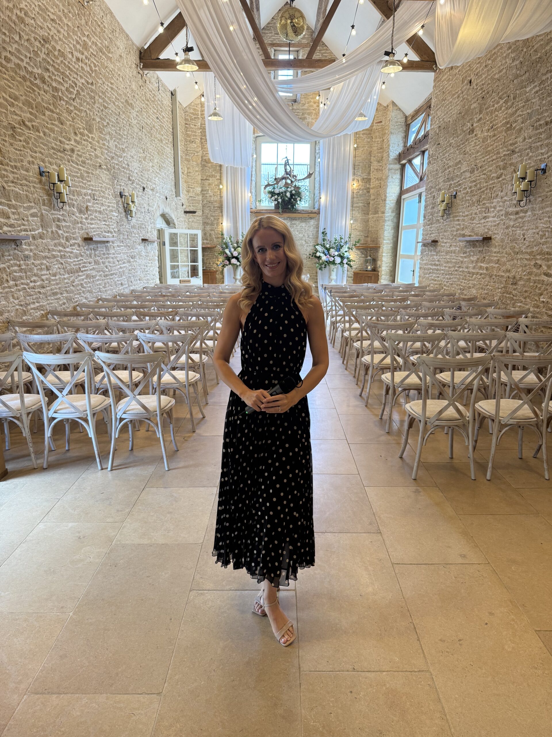 Professional wedding singer based in Surrey at a grand venue